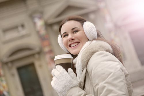 Una Ragazza Gioiosa Che Tiene Una Tazza Di Caffè