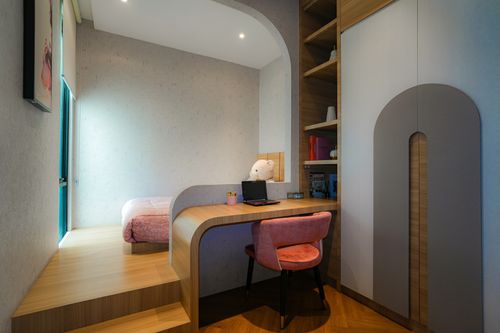 Free Stylish bedroom featuring a wooden desk, pink chair, and cozy bed. Perfect workspace ambiance. Stock Photo