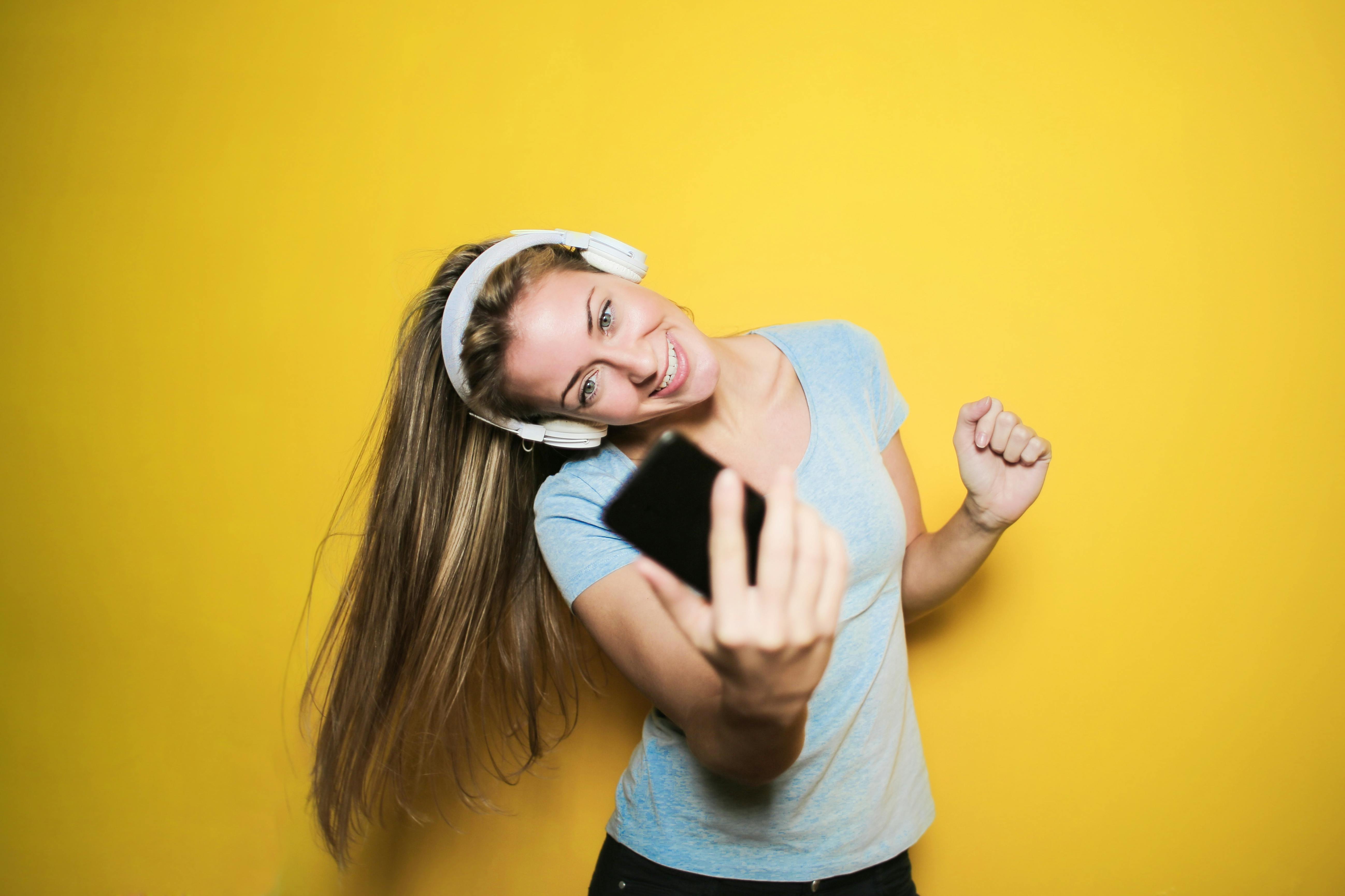 A teenage girl taking selfie on her smartphone. | Photo: Pexels