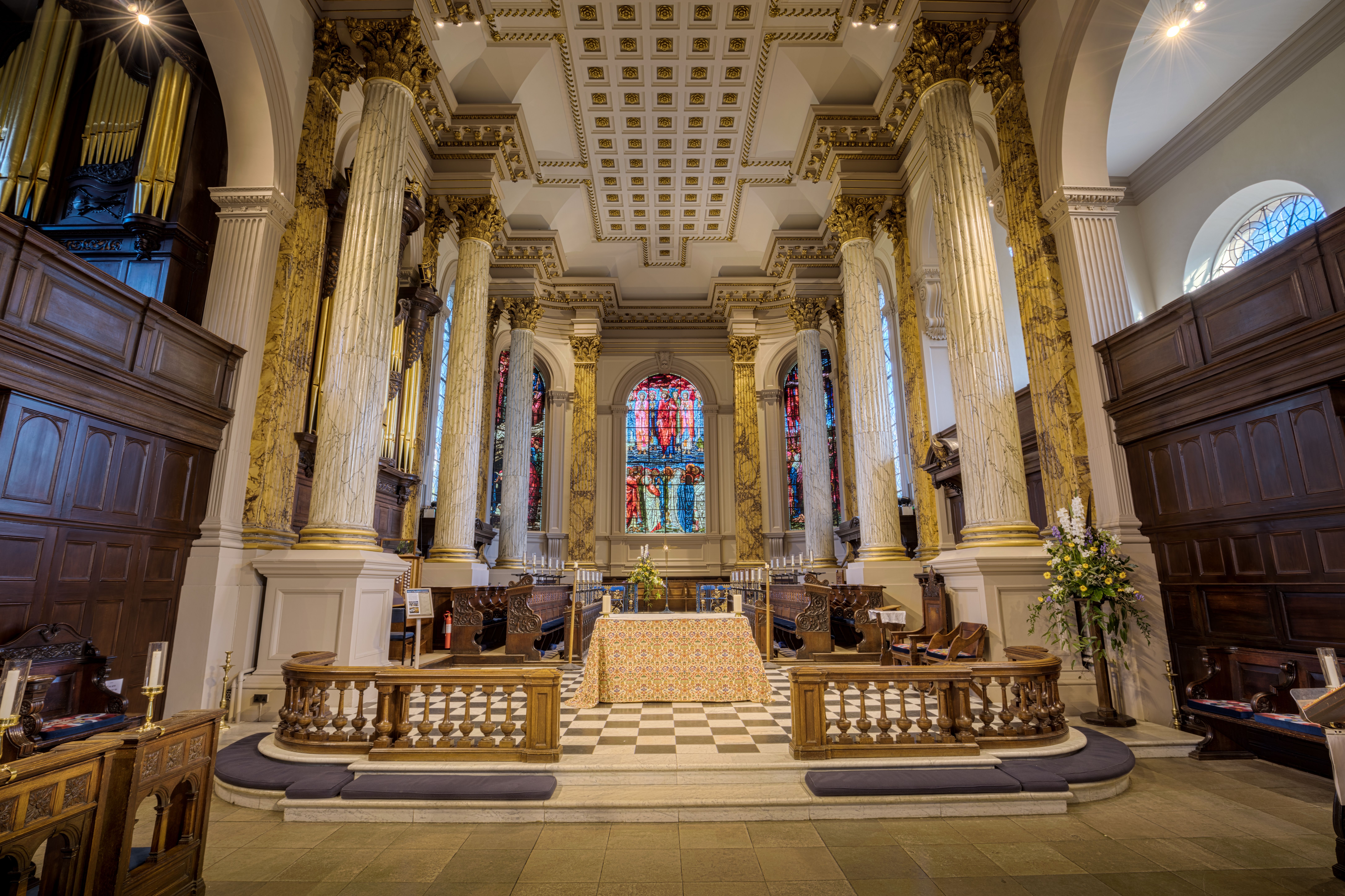 Fotomural Elegante interior de una histórica catedral inglesa con imponentes columnas y vidrieras.
