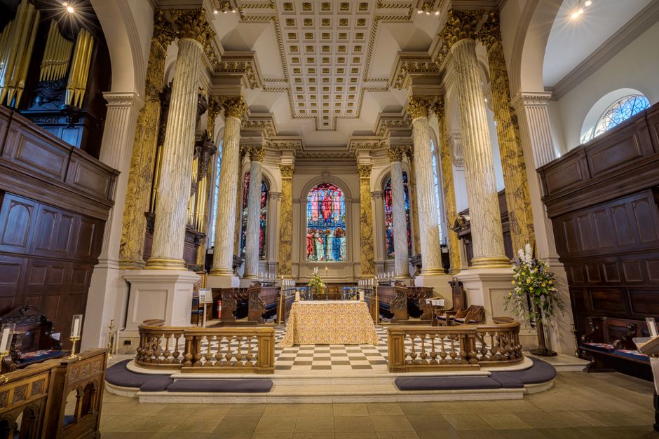 Fotomural Elegante interior de una histórica catedral inglesa con imponentes columnas y vidrieras.