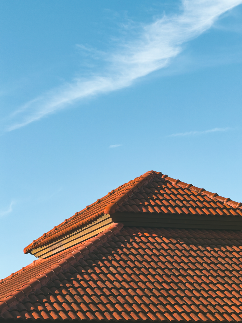 belle toiture en tuiles sous un ciel bleu