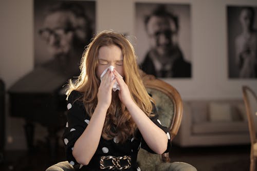 免费 生病的女人用纸巾擦鼻子 素材图片