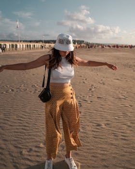 一位穿着夏装的女人正在海滩上享受阳光明媚的一天