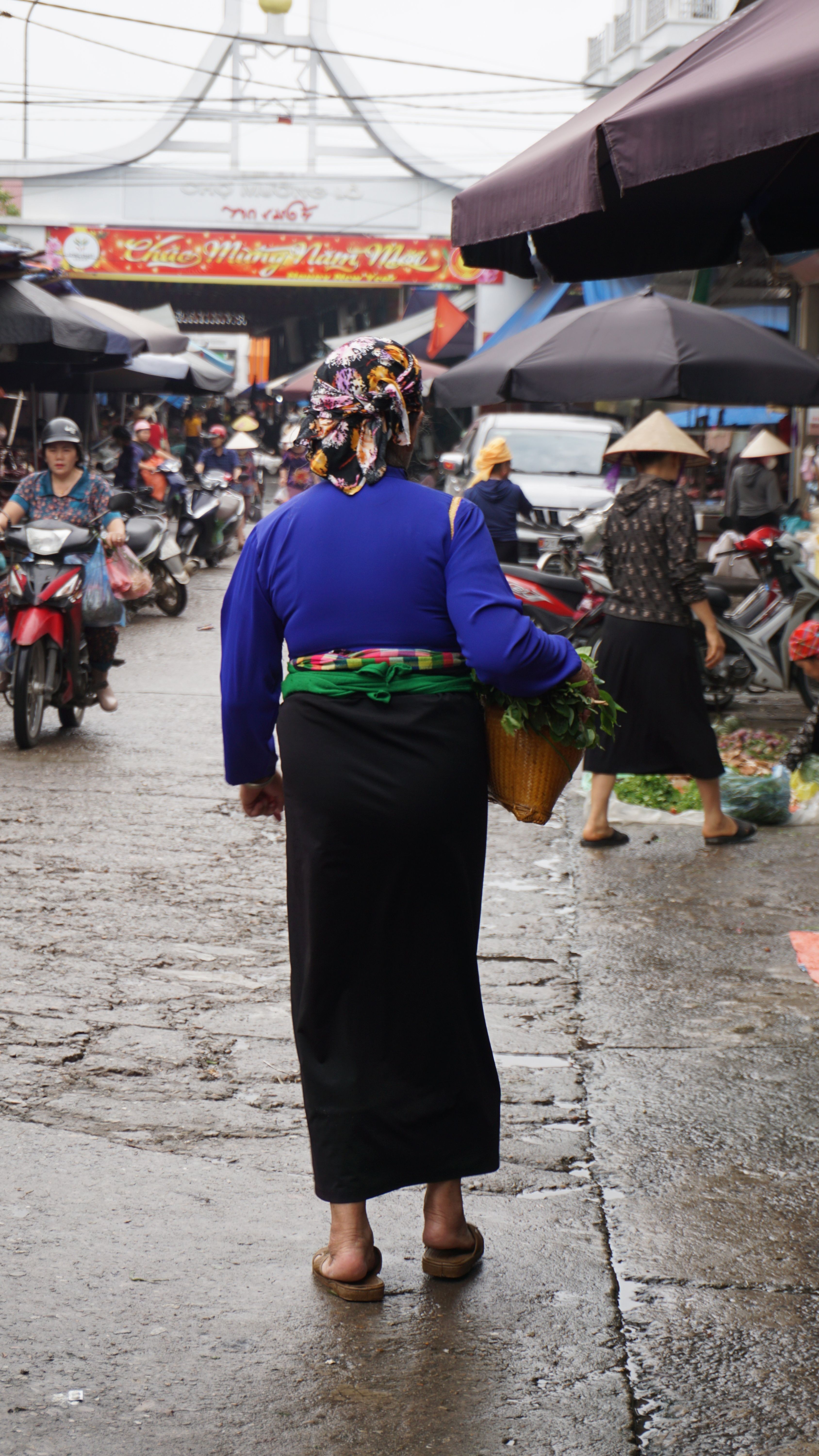 Explore the vibrant traditional market in Nghia Lo, showcasing local culture and daily life.