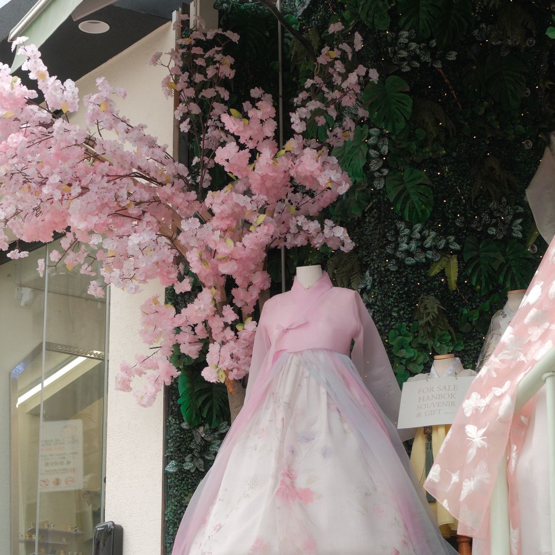 Navigating Ingredient Selection and Global Shipping for K-Beauty Must-Buys Olive Young Korea