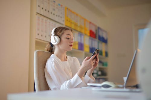 Woman N White Long Sleeve Menggunakan Smartphone