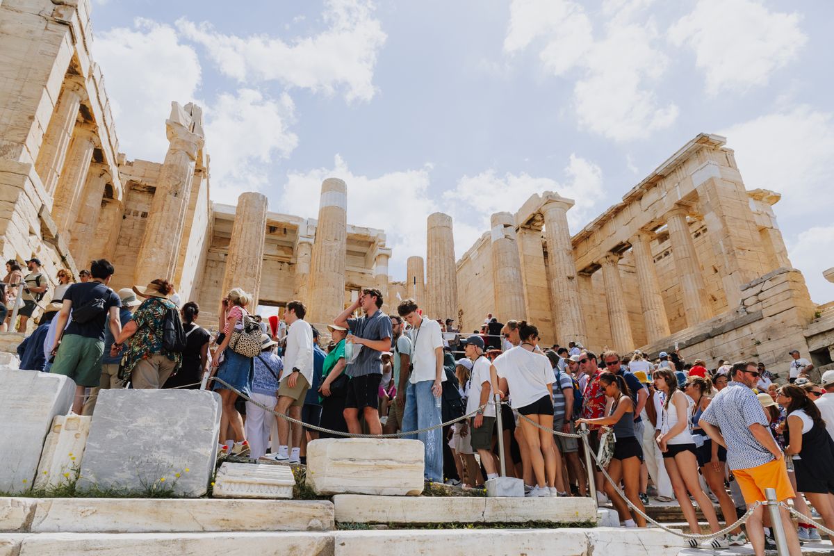 Sir de turisti pe un sit antic, majoritatea vazuti din spate