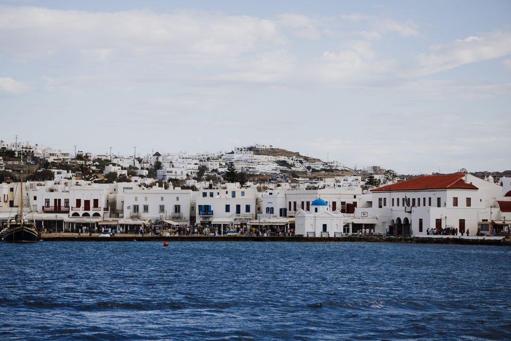 Puerto con ferris rumbo a las islas griegas