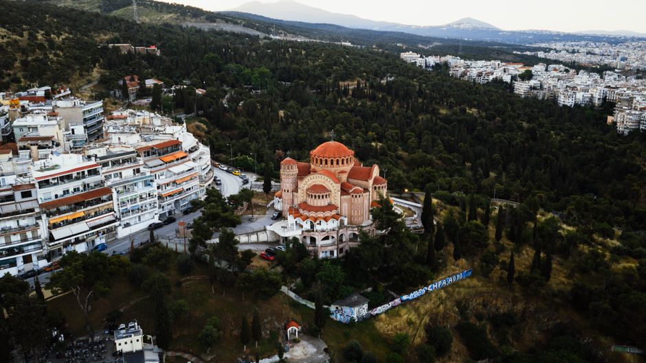 A breathtaking aerial view of Thessaloniki featuring architectural landmarks and natural landscapes.