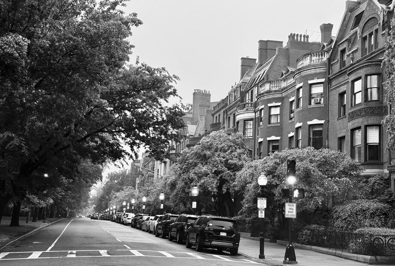 Lanterns and Late-Afternoon Silence: A Post-Work Walk Through the Historic Gas Lamps of Louisburg Square