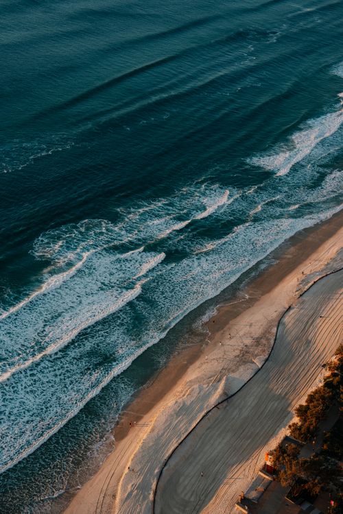 Free Experience the stunning aerial view of Gold Coast's shoreline with calming ocean waves. Stock Photo