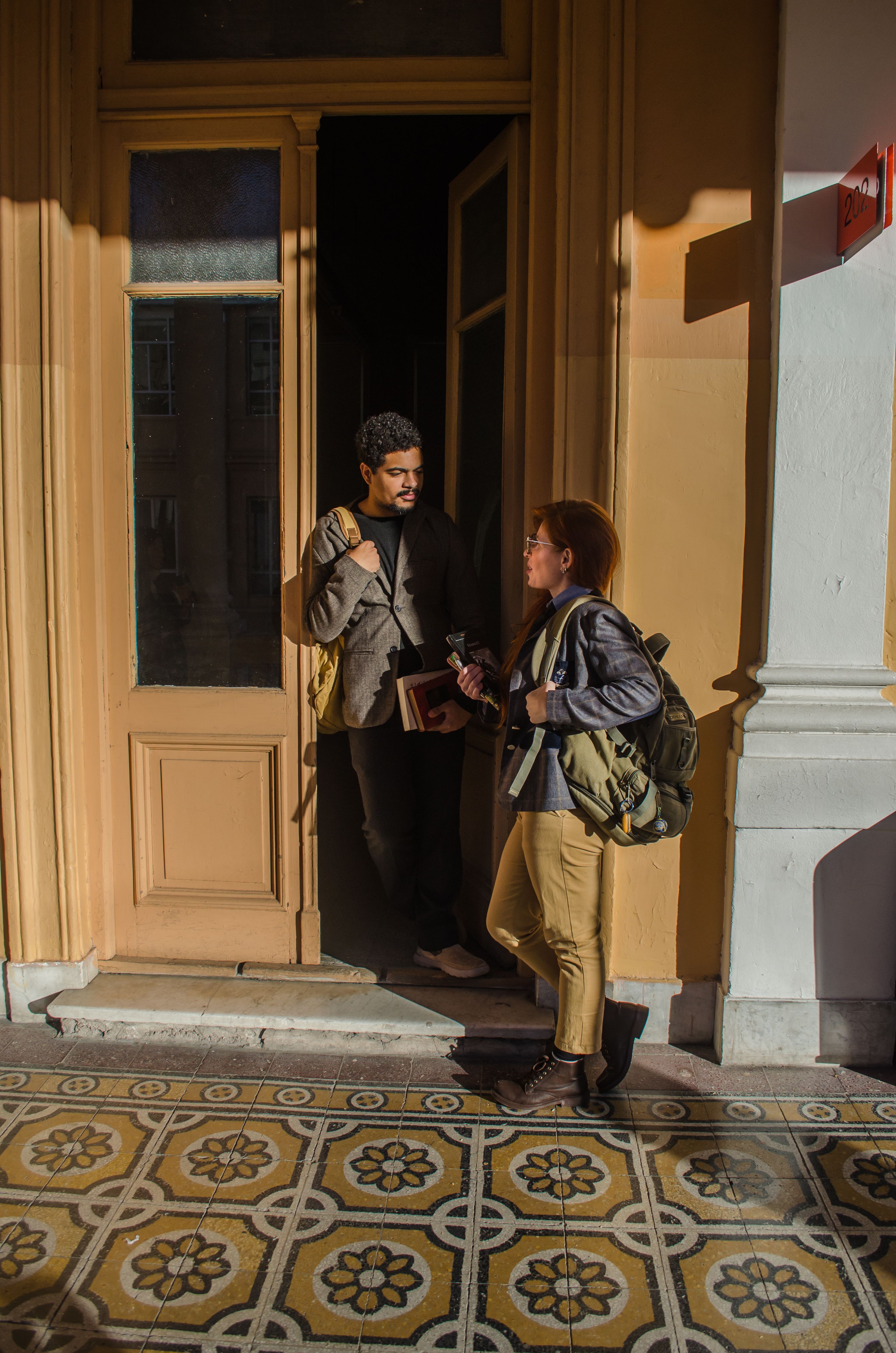 De franc Dos estudiants conversant a l'entrada d'una universitat a Buenos Aires, Argentina. Foto d'estoc