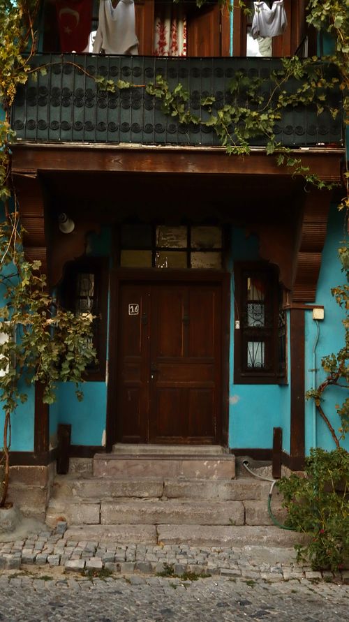 Free Charming entrance of a traditional house in Afyonkarahisar, showcasing architectural details and greenery. Stock Photo