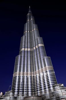 迪拜哈利法塔的夜色壮丽迷人