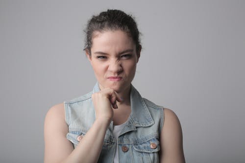 Fille En Gilet Boutonné En Denim Bleu