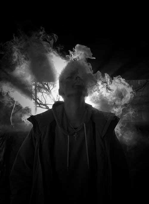 Kostenlos Mann In Der Jacke, Die Eine Zigarette Raucht Stock-Foto