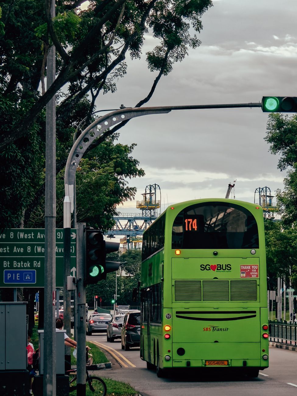 Een levendige dubbeldekkerbus in Singapore vangt de essentie van stedelijk vervoer en het stadsleven.