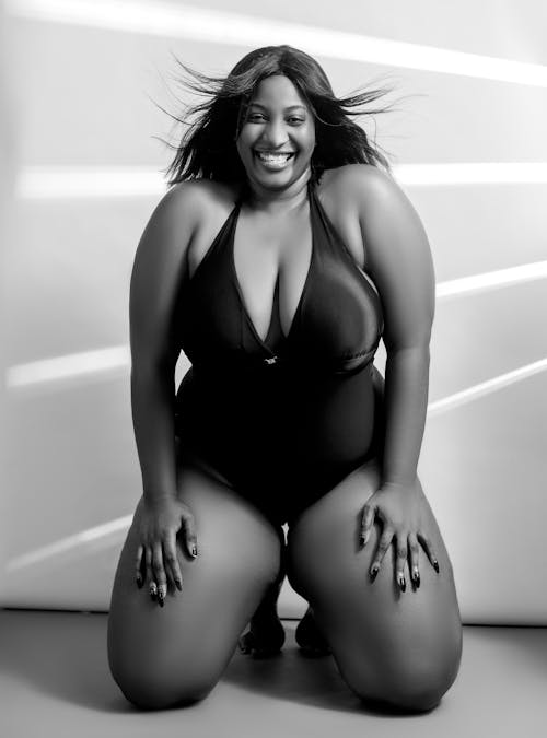 Gratis Mujer En Traje De Baño Negro De Una Pieza Sonriendo Foto de stock