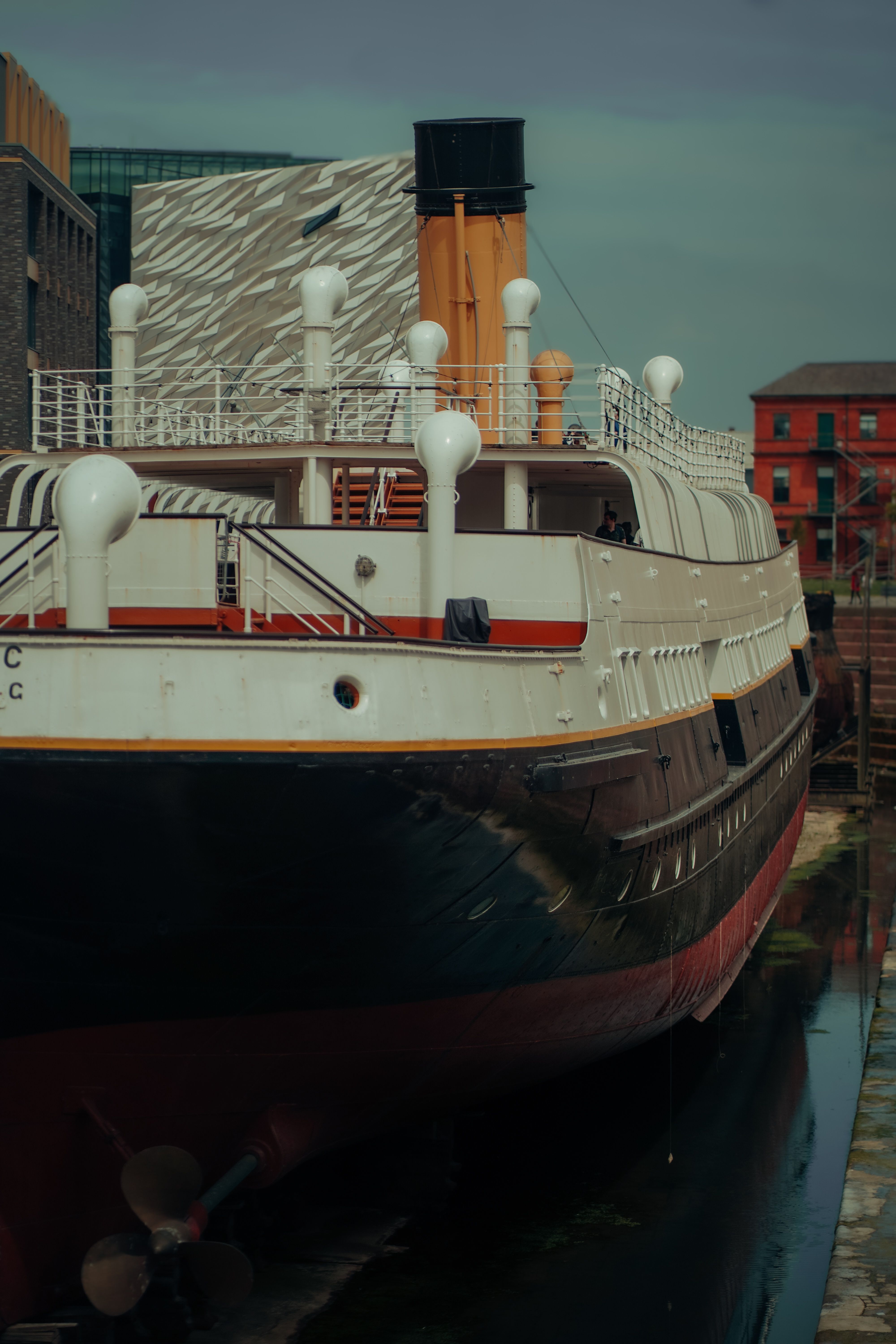 What role did Titanic play in advancing digital effects in 1990s cinema?