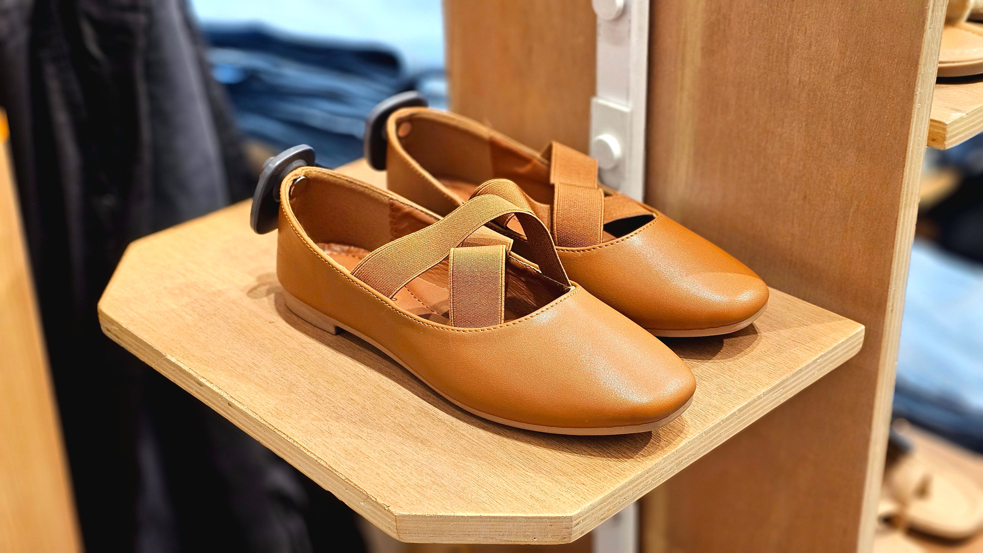 6 Best Comfortable Travel Flats for Solo Women 2026