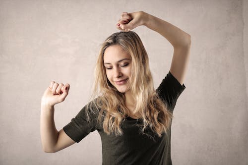 Vrouw In Zwart Overhemd