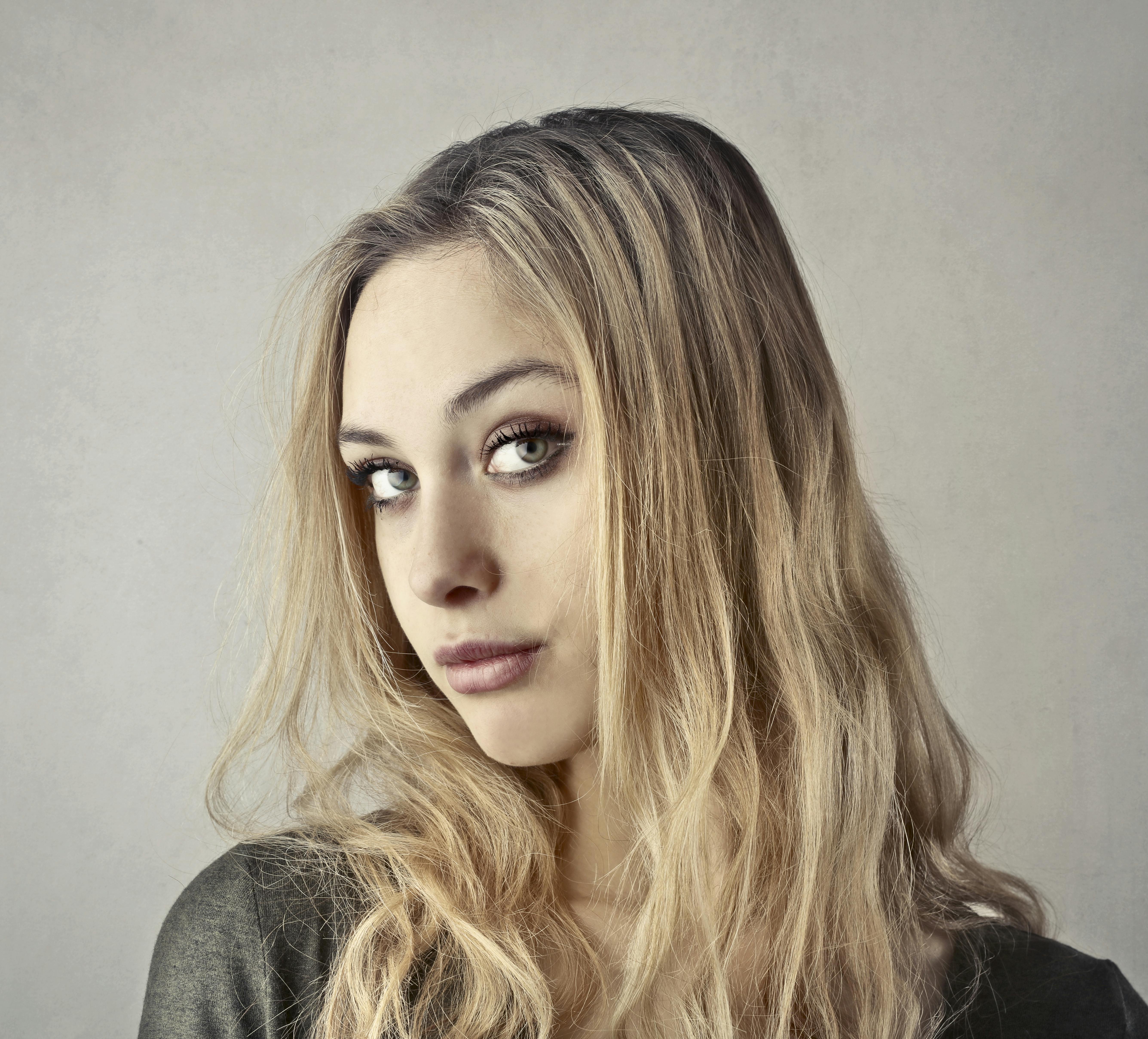一位金发迷人眼睛的年轻女子的特写肖像