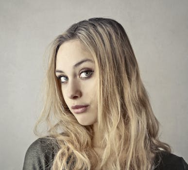 一位金发迷人眼睛的年轻女子的特写肖像