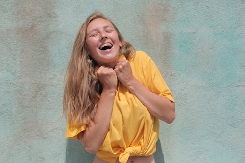 Vrolijke Vrouw In Geel Poloshirt