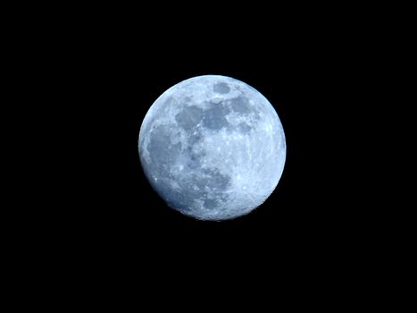 黑色夜空中满月的清晰照片