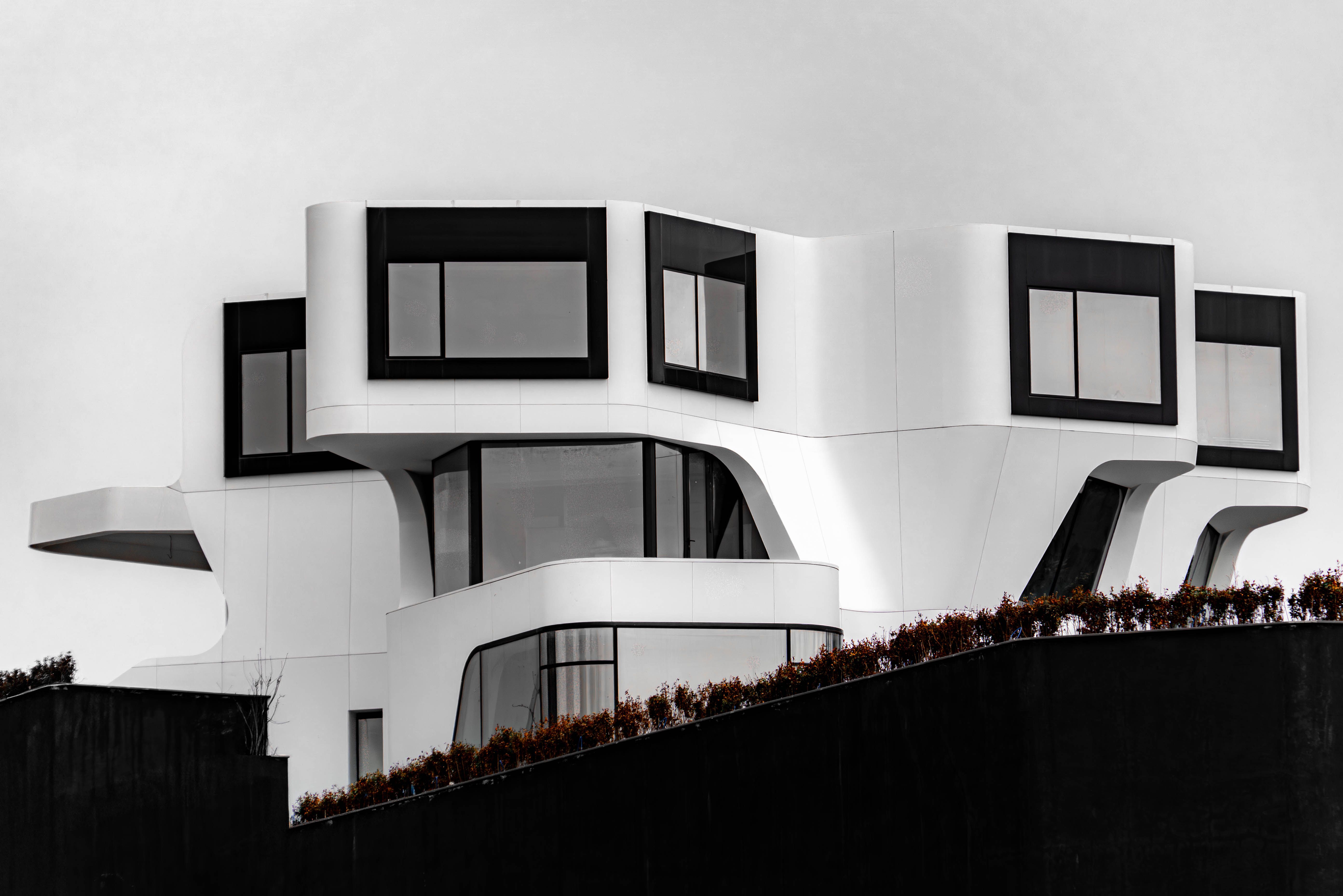Edificio blanco con líneas clásicas