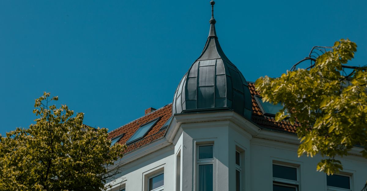 Detailansicht eines charmanten Gebäudes in Berlin mit markanter Architektur unter hellem Sommerhimmel