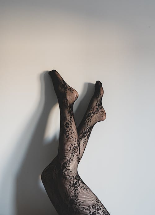 бесплатная Фотография ног женщины на белой поверхности Стоковое фото