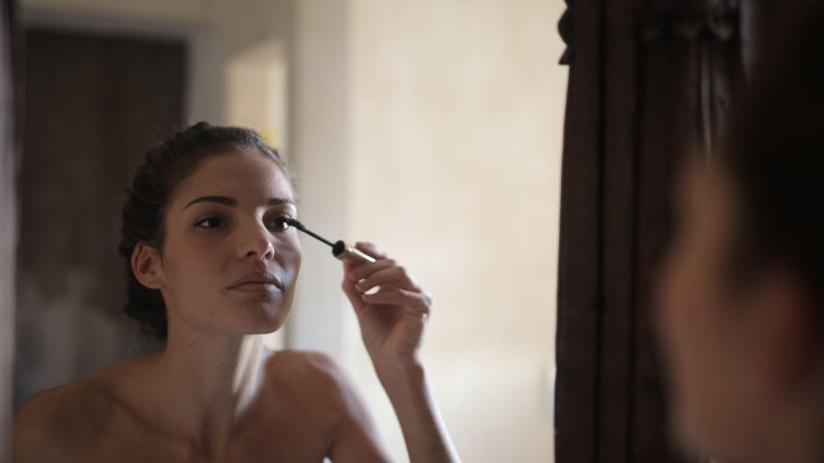 Tutoriel maquillage waterproof pour les festivals dété 2026 - illustration