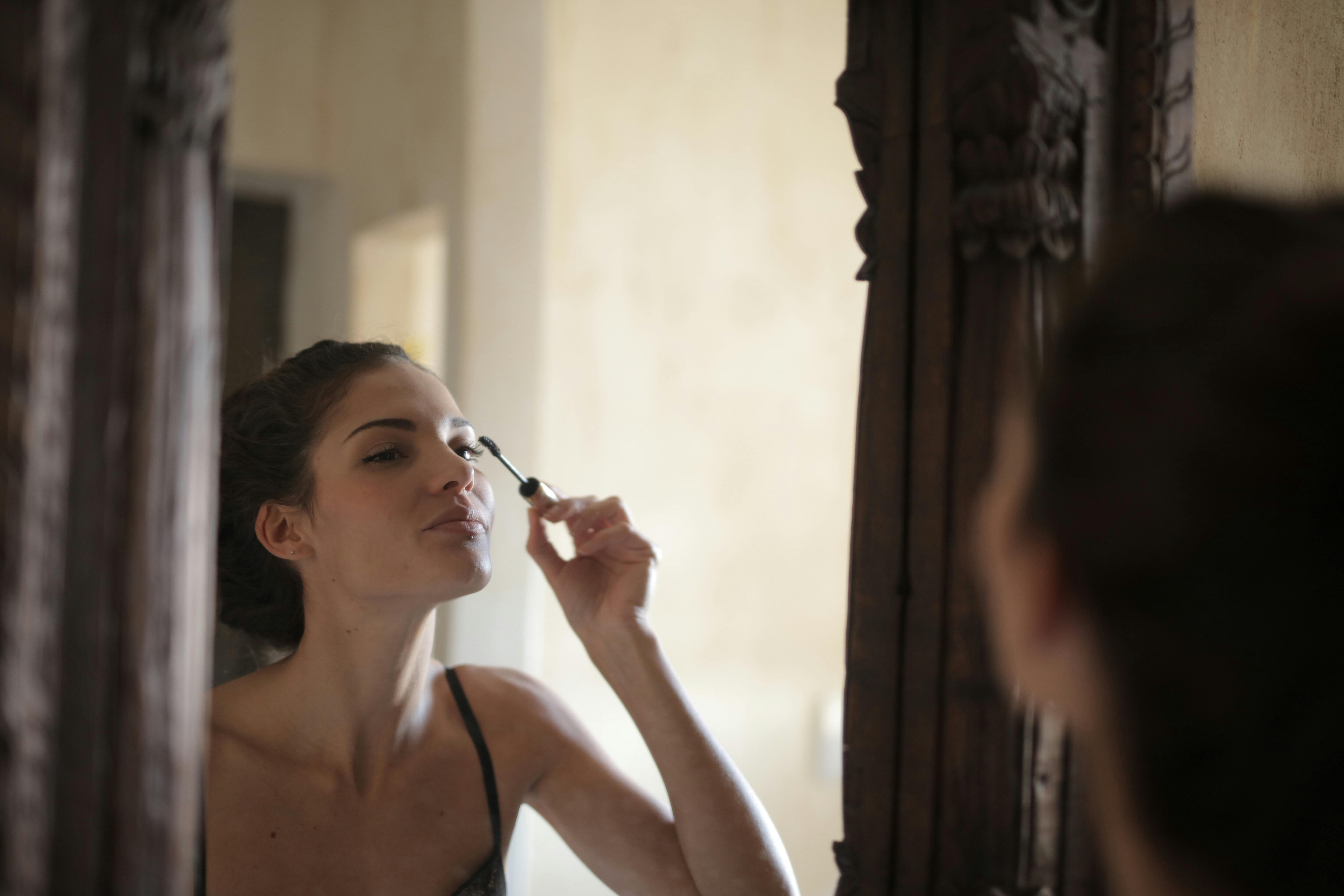 Woman Applying Mascara \u00b7 Free Stock Photo