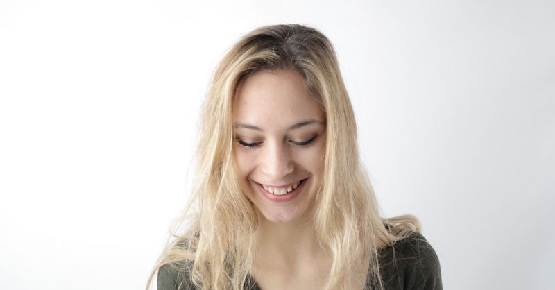 Coloration blonde : Guide nuances et prix 2026