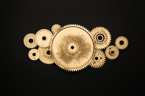 бесплатная Фотография Золотого Зубчатого колеса на черном фоне Стоковое фото