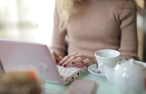 Foto Di Persona Che Utilizza Il Computer Portatile