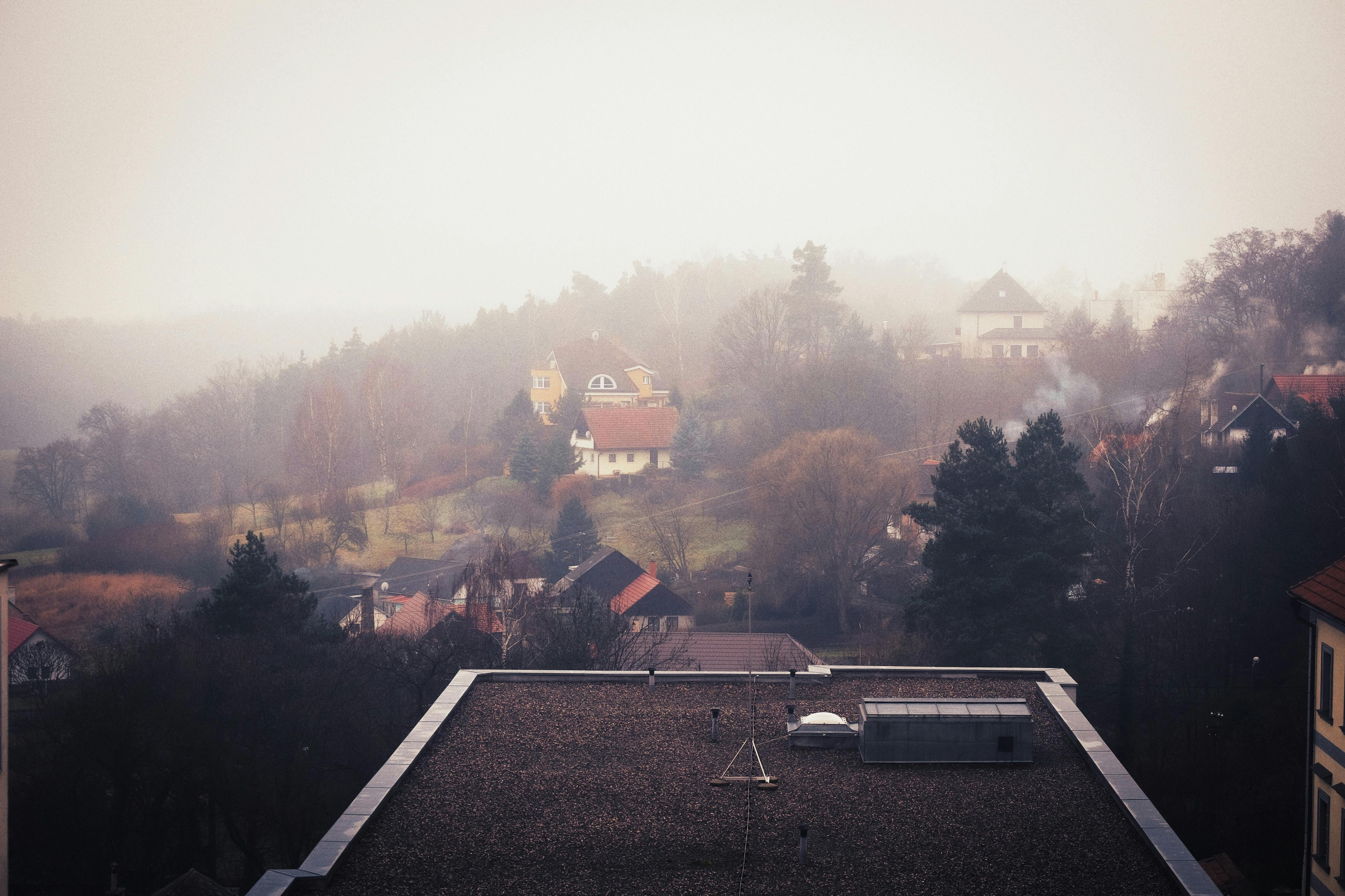 De franc Una vista ennuvolada d'una zona suburbana amb boira i cases en un dia de tardor. Foto d'estoc
