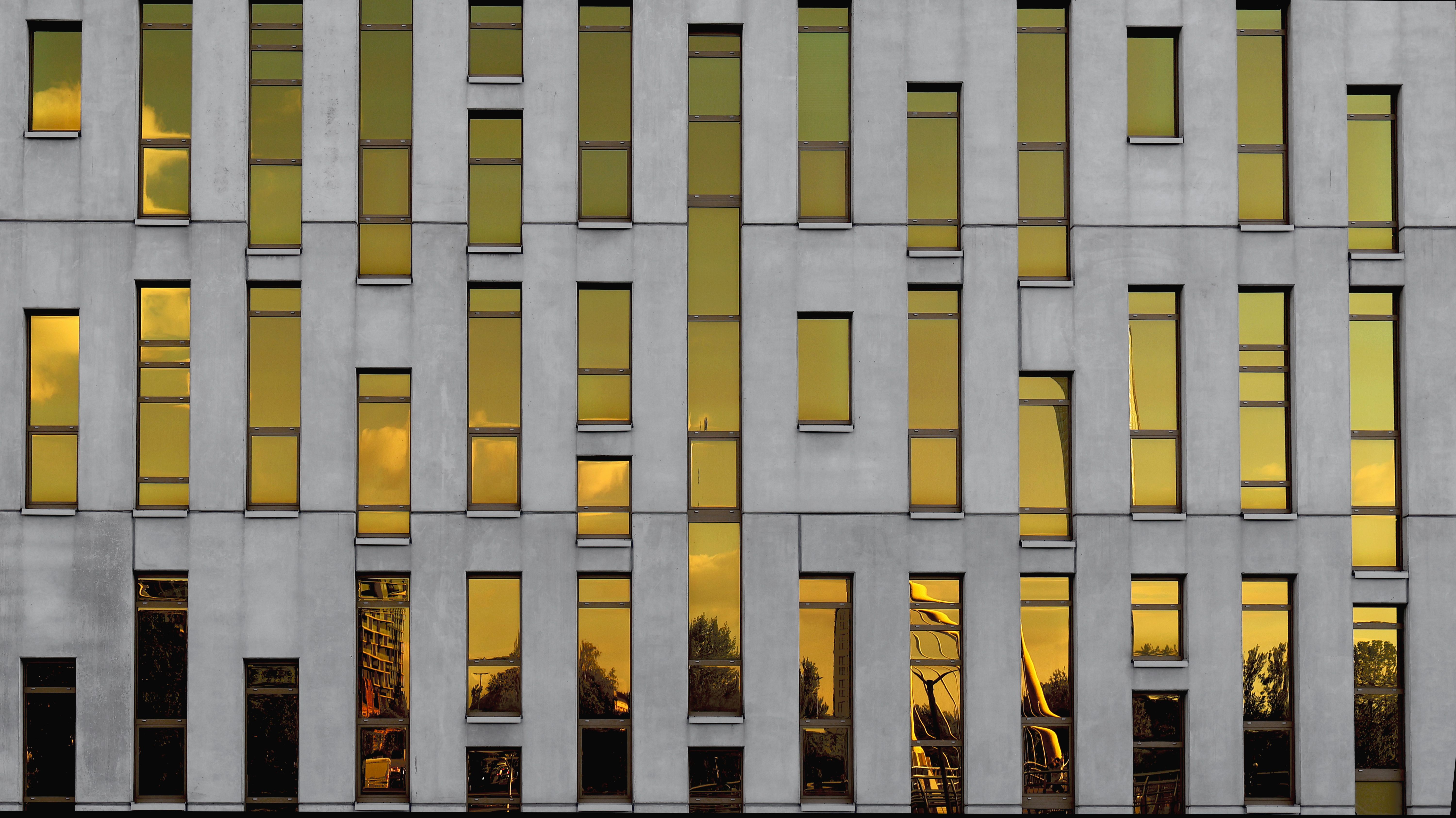 Modern Building Facade with Reflective Windows · Free Stock Photo