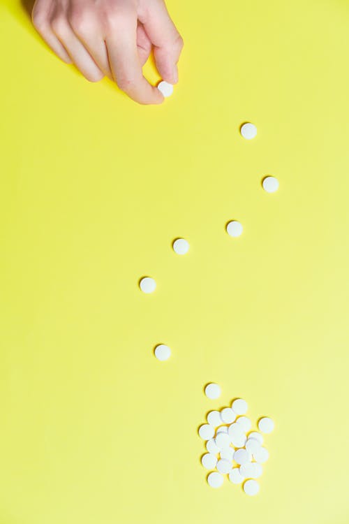 黄色の背景に白い丸薬の写真