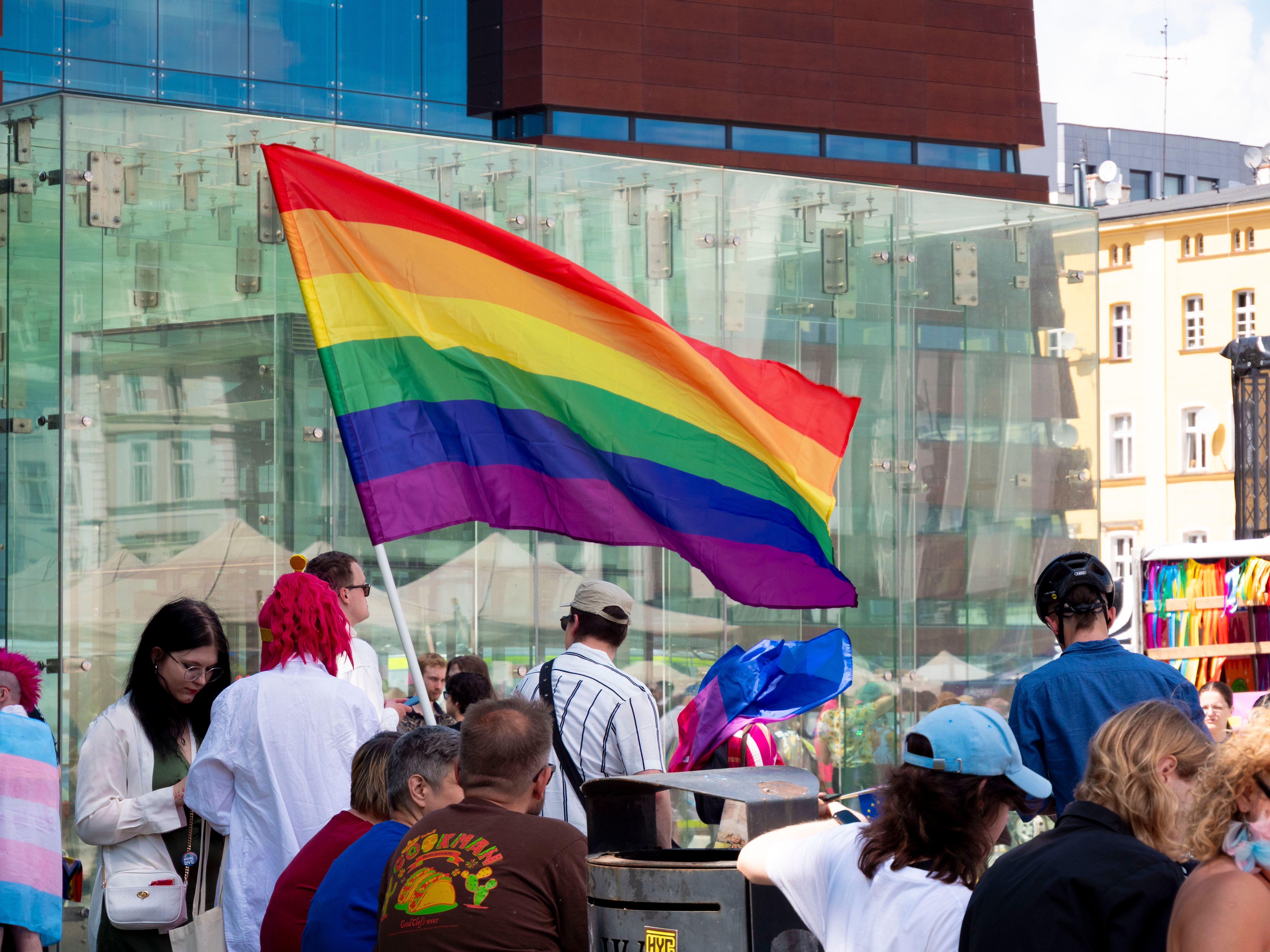 Gratuit Scène vibrante d'une marche des fiertés à Wrocław, avec des drapeaux arc-en-ciel et des participants de tous horizons. Photos
