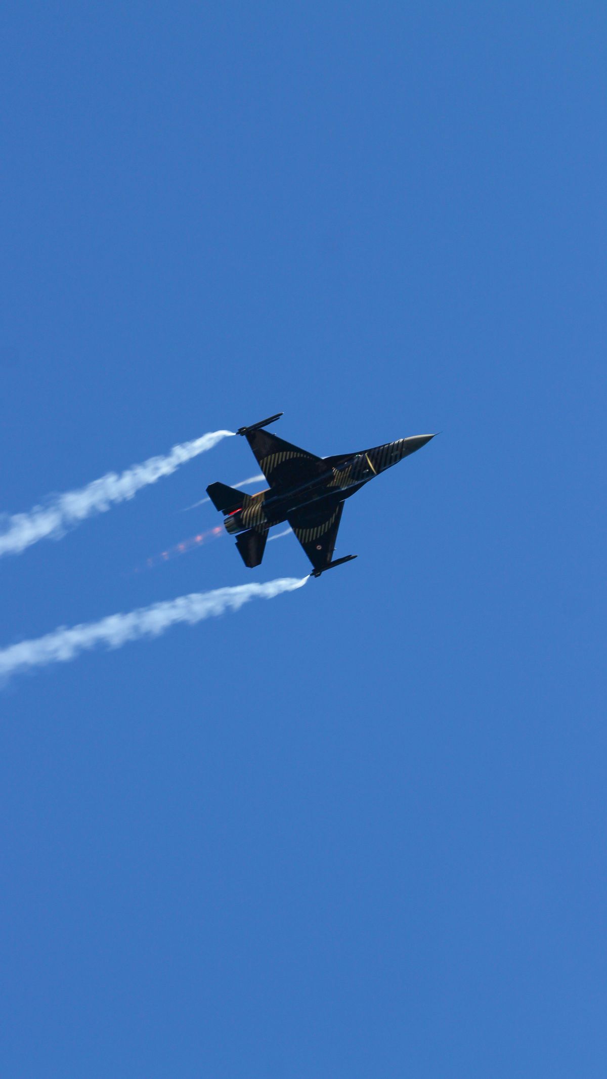 Dynamic Flight of a Military Jet in Clear Sky · Free Stock Photo