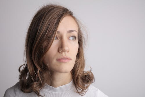 Femme En Chemise à Col Roulé Blanche