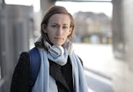 一位冬天在户外穿着外套、戴着耳机的女人的肖像