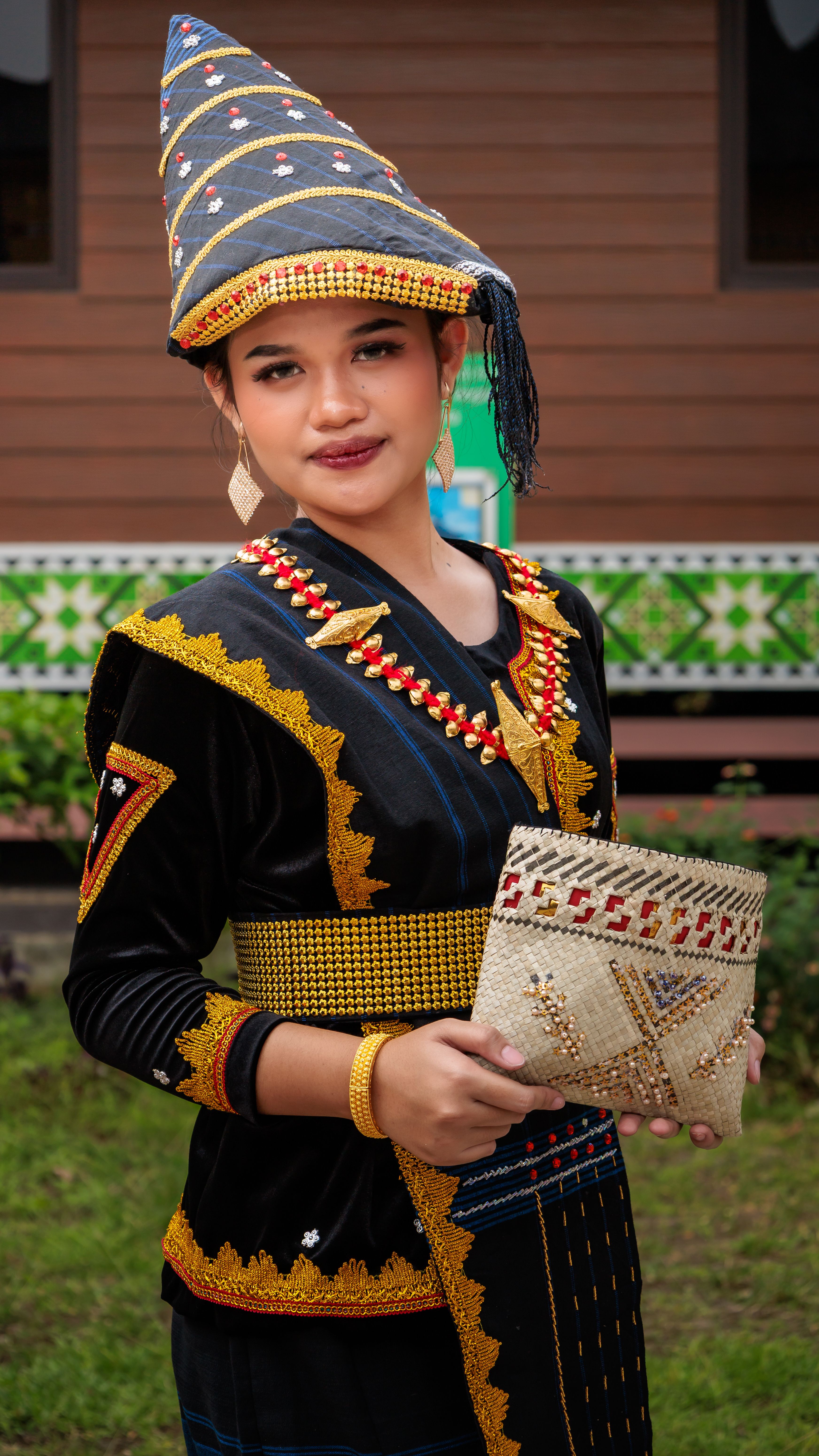 Gratuit Portrait d'une femme en tenue traditionnelle indonésienne, mettant en valeur la culture et le patrimoine. Photos