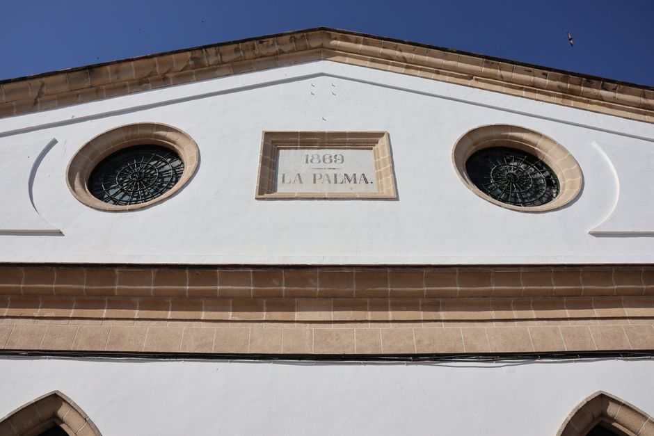 Detailed view of a historic building facade in El Puerto de Santa María, Spain.
