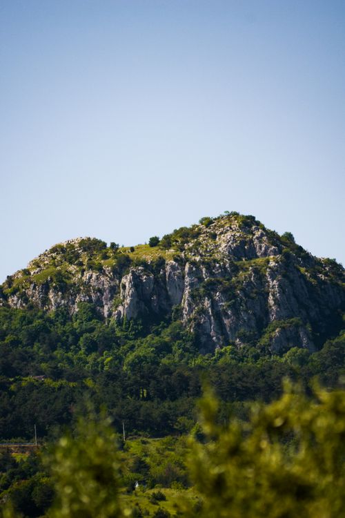 Free A picturesque view of a rocky hill surrounded by lush greenery in Sakarya, Türkiye. Stock Photo