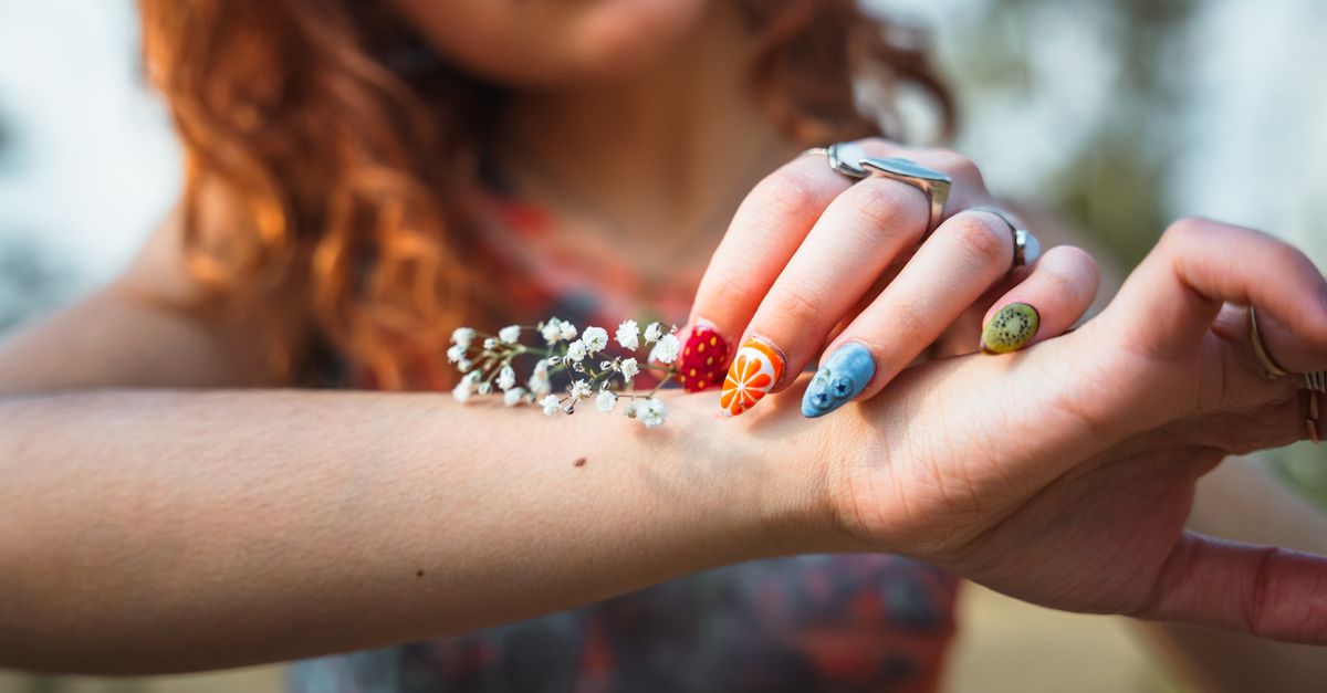 Pourquoi les ongles jaunissent-ils (et comment y remédier) ?