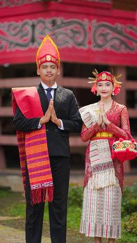 A man and woman in traditional Indonesian attire pose during a cultural ceremony in Jakarta. - Fotografer Sidoarjo